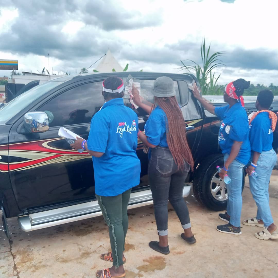 Come show support for our favorite candidate by getting a free car wash from our dedicated NPP loyal ladies. Let's work together to drive Charles Opoku towards a brighter future for Ghana. 🙌🏽🇬🇭 #NPP #AssinNorth #FreeCarWash