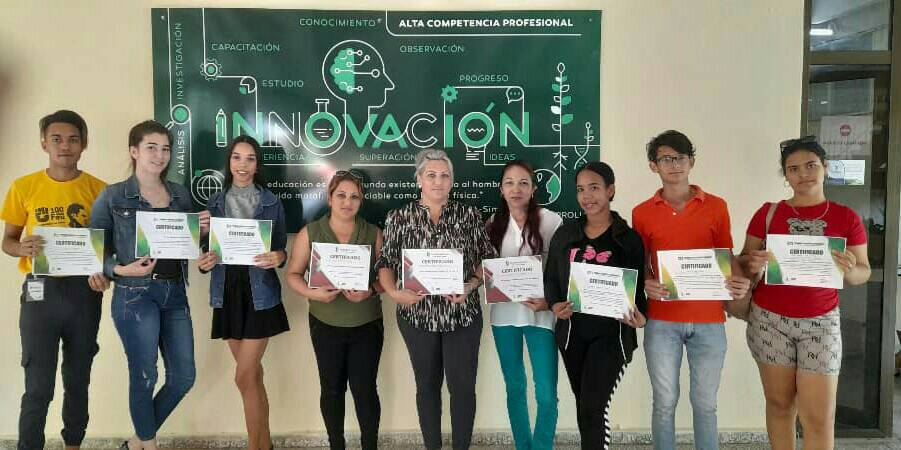FEUdelaULT's tweet photo. De manos de la Dr.C Yoenia Virgen Barbán Sarduy, rectora de la ULT, y el Dr.C Victor Cortina, vicerrector de formación y Lennys Ayala Hernández, Presidenta de la #FEUdelaULT, se premiaron a los participantes y ganadores del VIII Festival de la Clase  "Félix Varela y Morales". https://t.co/4XWaBcIjlB