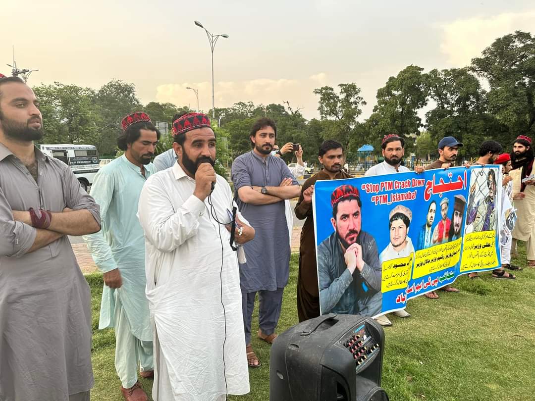 A meeting was held today in front of #Islamabad Friends Press Club on behalf of #PTM
This protest demonstration was held against Miranshah Perlat and the abduction of PTM friend @Aliwazirna50 AlamzebMehsud by the #Army #PashtunNWaziristanSitIn