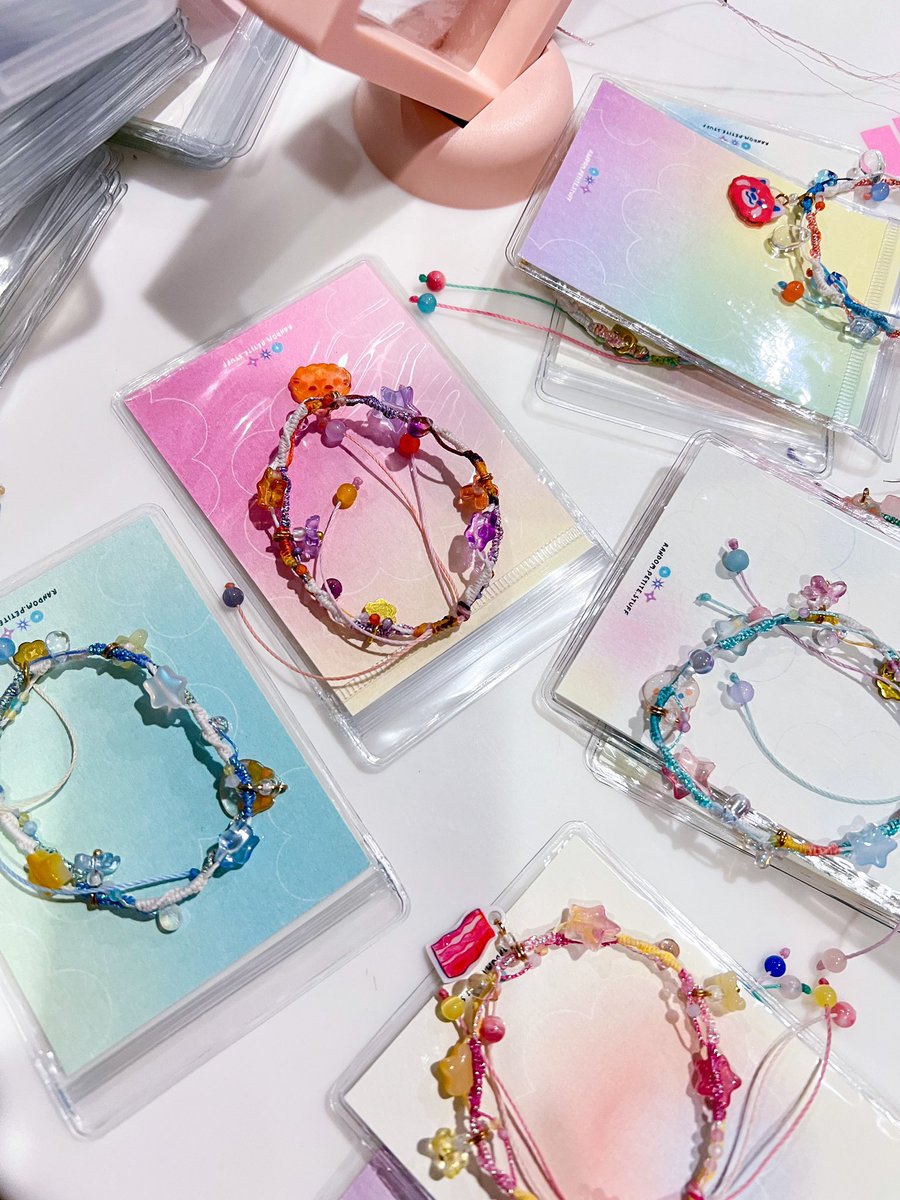 แม่มาช่วยแพคของอยู่ค่ะ เราก็ถักต่อปัยยย 💪🥹