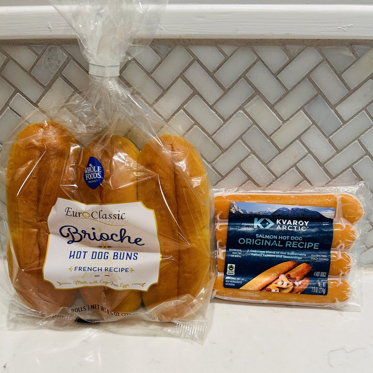 These Salmon Dogs are delicious &amp; good for you. Available at <a href="/wholefoods/">Whole Foods Market</a> nationwide, <a href="/kvaroyarctic/">Kvarøy Arctic Salmon</a> salmon dogs provide your weekly recommended amount of brain and heart healthy omega-3s.
.
#Donate to my Summer #SeafoodChallenge for <a href="/seafood4health/">Seafood Nutrition Partnership</a> here: secure.givelively.org/donate/seafood…