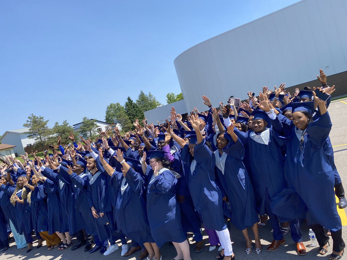 CCNBOfficiel's tweet photo. C'est le jour J au #CCNB - Campus de Dieppe! L'excitation est palpable. Un énorme BRAVO aux finissantes et finissants! 🎓 Nous sommes tellement fiers de vous. Félicitations! #FinDEtudes #NouveauChapitre https://t.co/oU4h9IBzHP