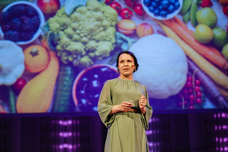 TEDxZlin's tweet photo. Rostliny jsou extrémně důležité a sdílíme s nimi společného předka. 🌿 O tomto tématu se letos na TEDxZlín rozpovídala CEITEC výzkumnice Soňa Valuchová. 👩‍🔬

Poslechněte si přednášku zde: https://t.co/vvkUYnSc8c https://t.co/YmRKIAsNrF