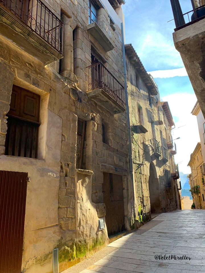 Els colors dels carrers d'#HortadeSantJoan són especials. Tanta llum... 😍⭐️ Los colores de las calles de Horta de Sant Joan son especiales. Tanta luz... 😍⭐️ hotelmiralles.com #terraalta #hotelmiralles #turismorural #ruralterraalta #escapadarural #catalunyaexperience