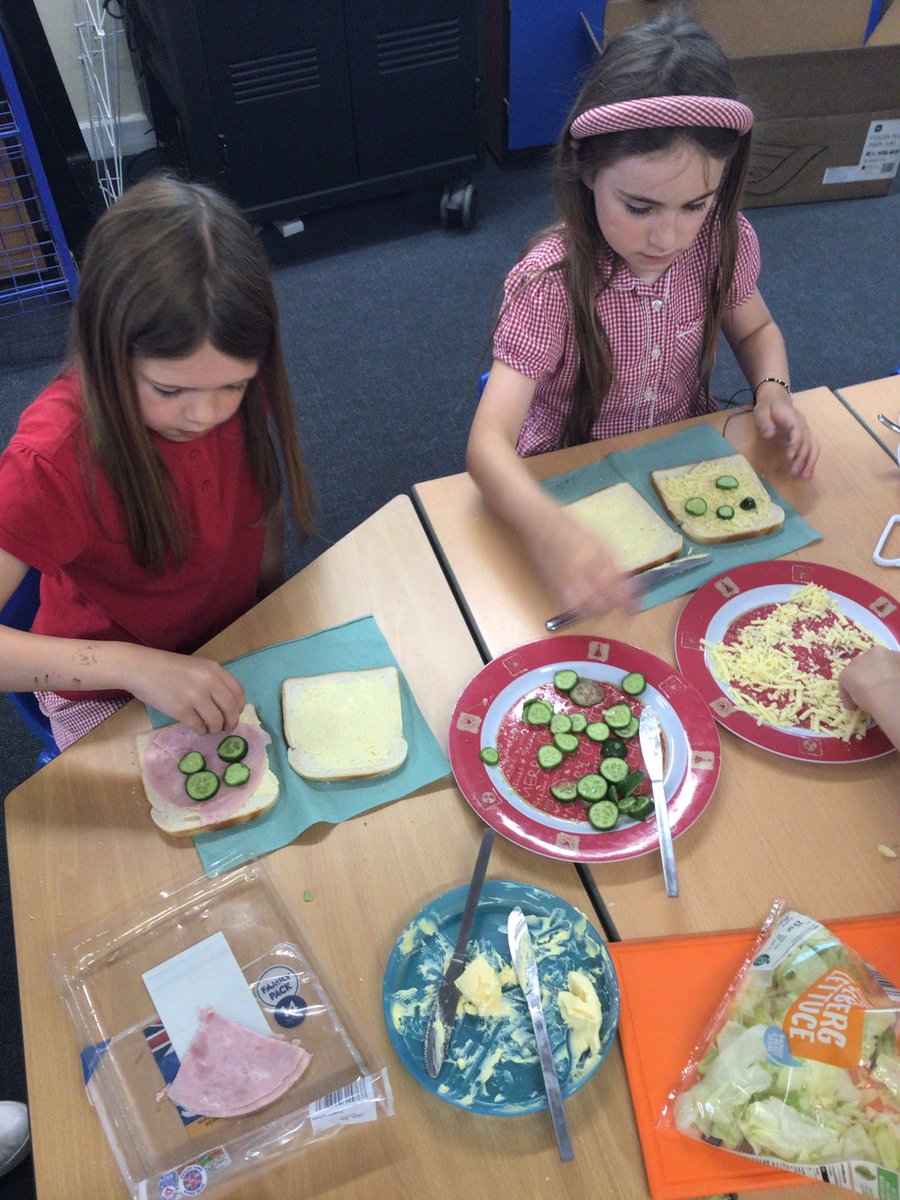 As part of our PSHE project, the Koalas enjoyed making healthy sandwiches. 🐨