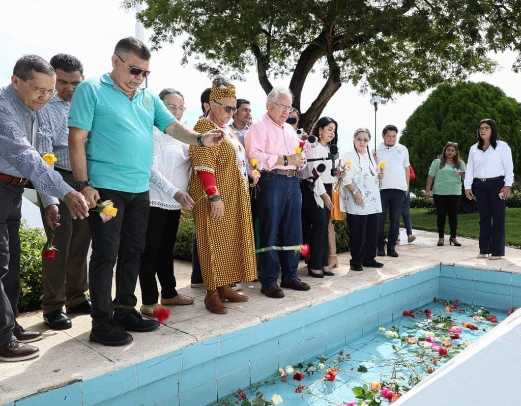 En conmemoración del 87 Aniversario del Natalicio del Padre de la Revolución Sandinista Carlos Fonseca Amador, la Junta Directiva de la Asamblea Nacional colocó una ofrenda floral.