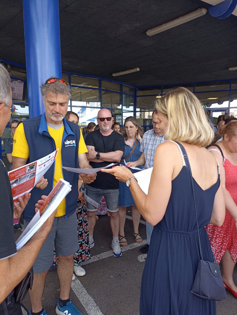 Sdis76's tweet image. 📣 6é session de formation de formateurs #IPCS (information aux comportements qui sauvent) au collège Camus d&apos;Yvetot &amp;amp; remise de diplômes aux collégiens, enseignants et personnels éducatifs. 
👌🏻Parce que la culture du risque est importante, ces sessions sont essentielles. Bravo !