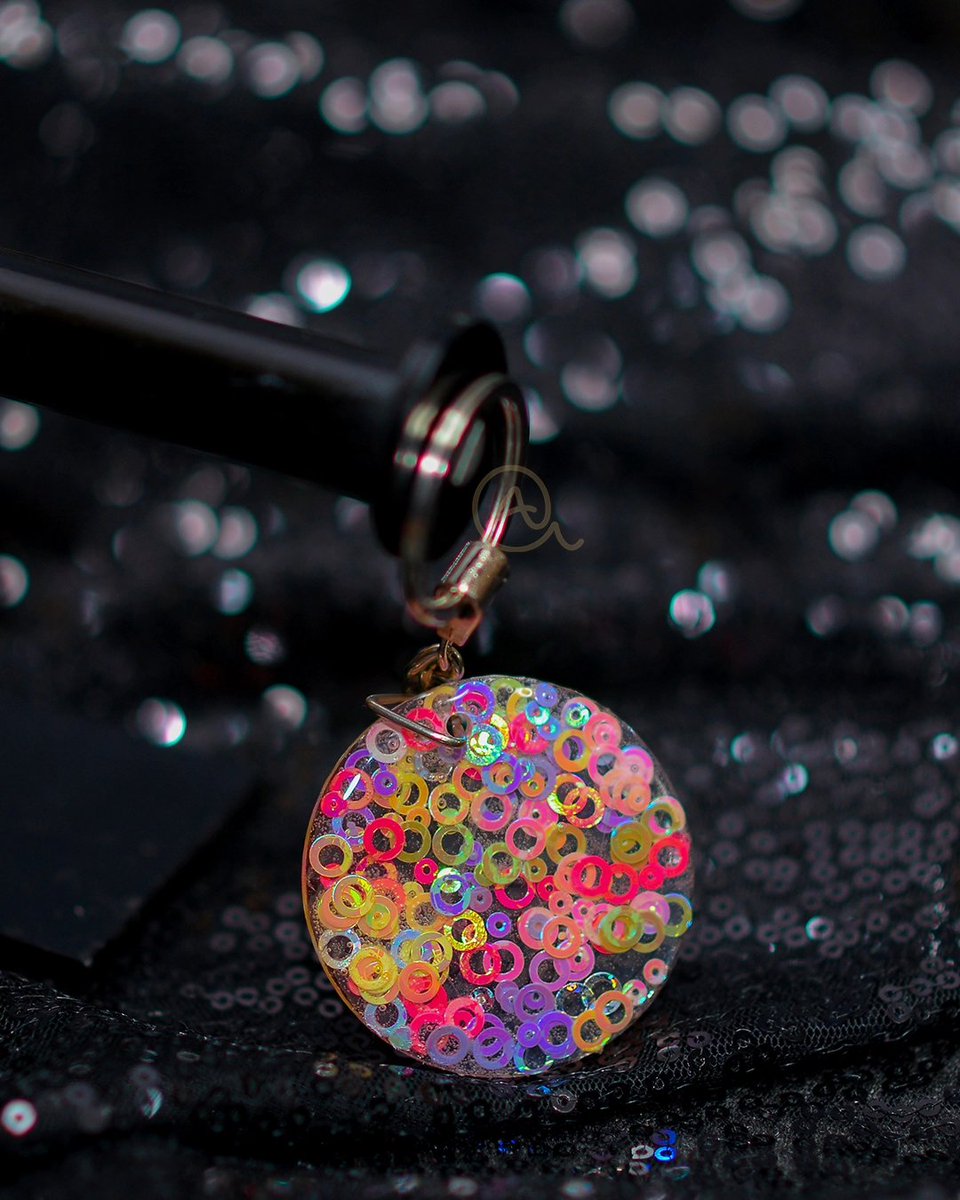Aimi_Writes786's tweet photo. Epoxy Resin Keychains 😍

Made with multi-shaded beads and resin.

Size approx 1.5 inches.

Can be customized in any design.
Pre-bookings only.

#keychains #decor #gift #resincrafts #epoxy #multicolor #littlethings #artist #resinartwork #onlinework #businesswoman https://t.co/T9BiNMQRIM