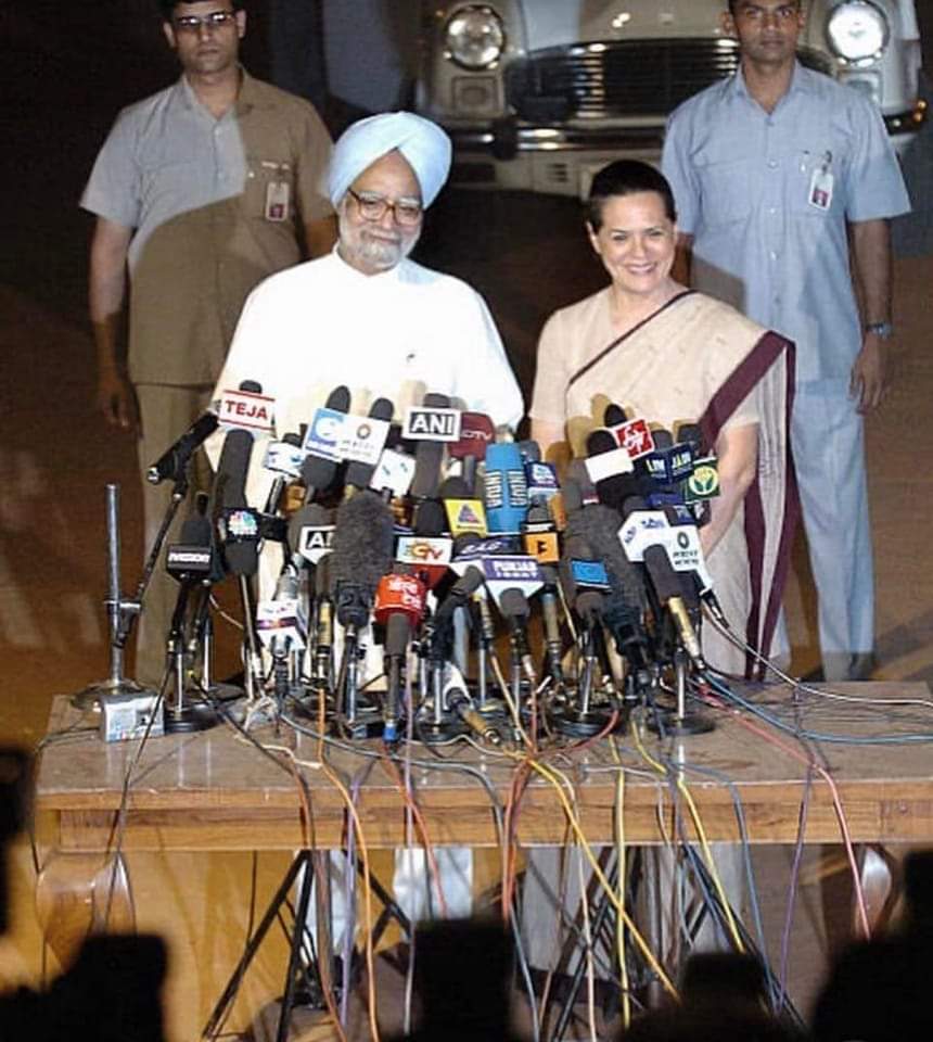 काश, कभी वर्तमान प्रधानमंत्री के सामने भी, 

इसी तरह से माईक लगे हुए हम लोग देख पाते।

#pressconference