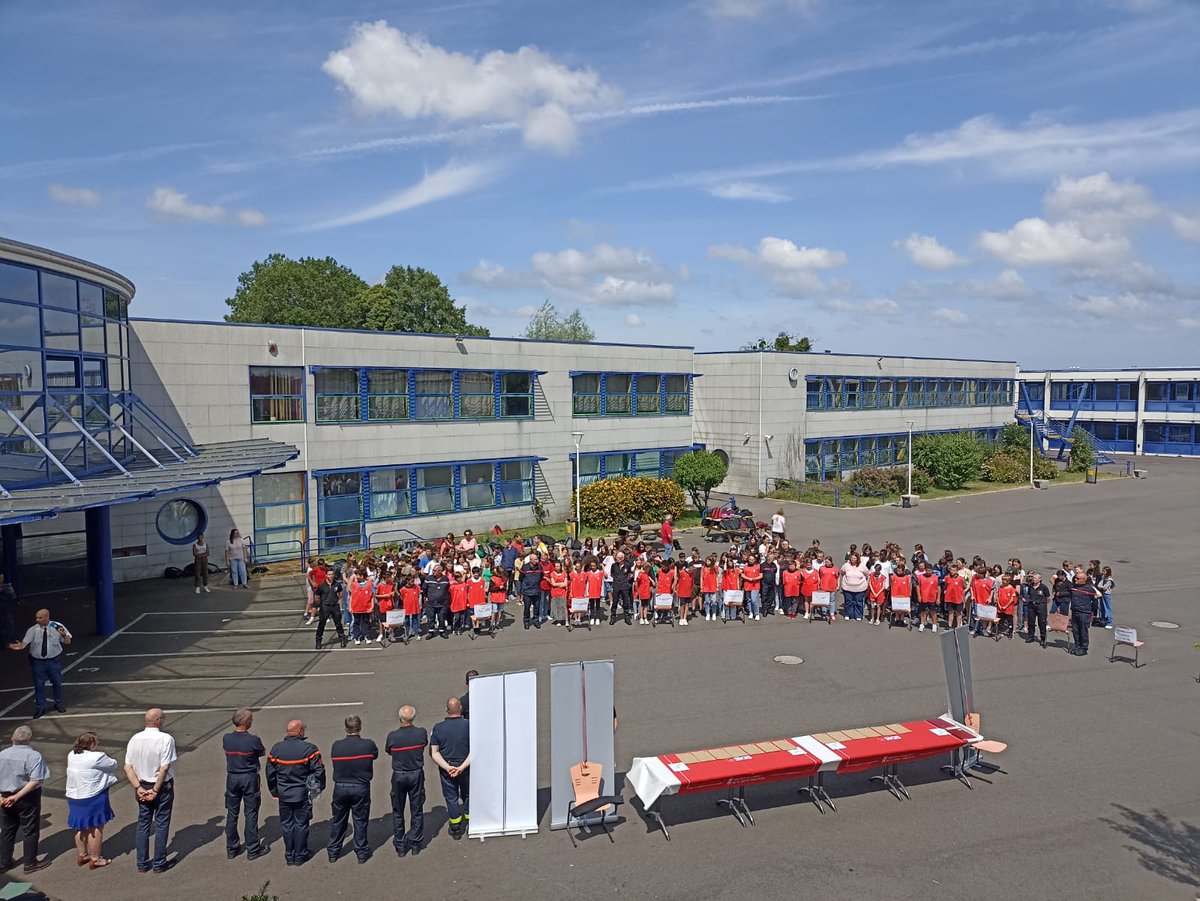 Sdis76's tweet image. 📣 6é session de formation de formateurs #IPCS (information aux comportements qui sauvent) au collège Camus d&apos;Yvetot &amp;amp; remise de diplômes aux collégiens, enseignants et personnels éducatifs. 
👌🏻Parce que la culture du risque est importante, ces sessions sont essentielles. Bravo !