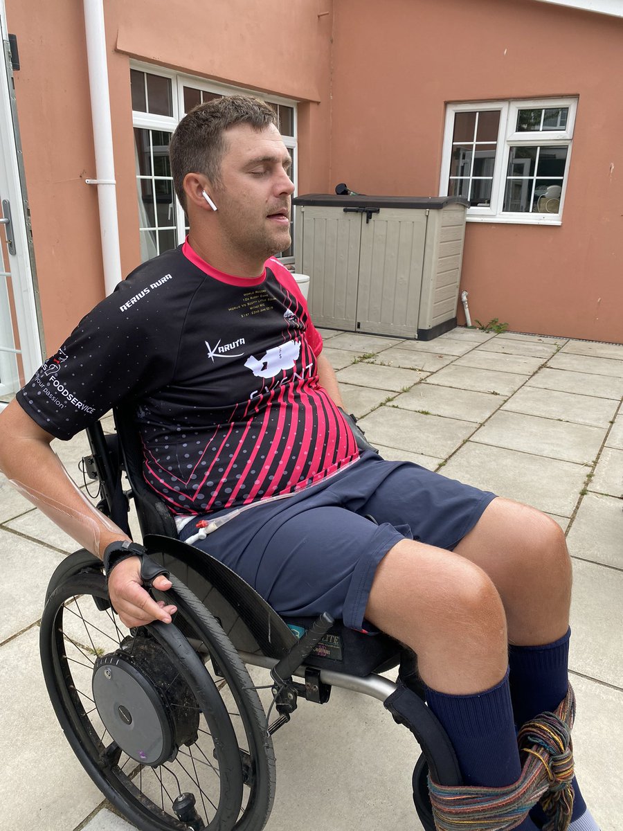 bugden417's tweet photo. 9 more sleeps until round 4 #5for5 @LCWWales #Tenby & broke out an old classic from the running days! 5 min good either side of 10 x 1 min hard never used to be this hard on the shoulders π#supportthosewhosupportothers @RAFBF @OppOFoundation @CakeLadyC4C @ToughCare @dmrc_benfund https://t.co/Jm1kQca5Jz