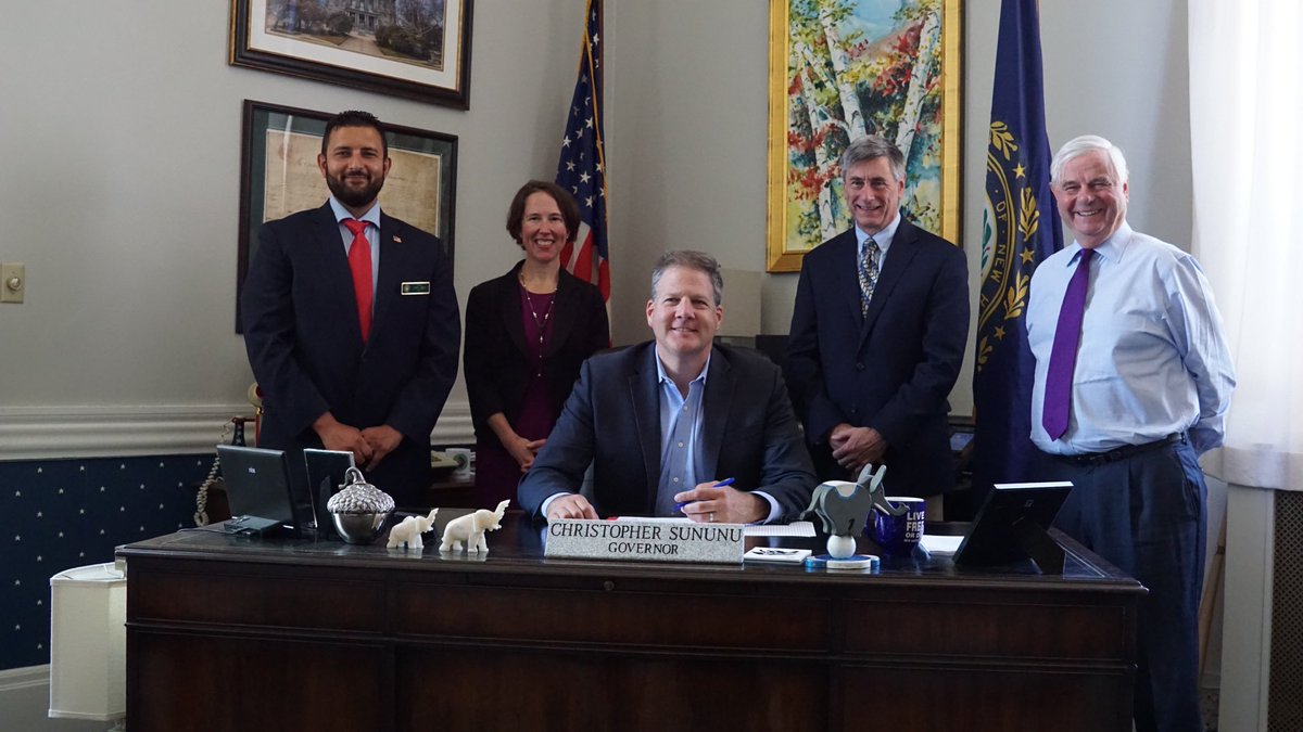 TheNHSenate's tweet photo. This morning Senate President Jeb Bradley joined Senator Daryl Abbas in the office of @GovChrisSununu to witness the signing of Senator Abbas’s bill #SB129! 

#nh #nhpolitics #nhsenate https://t.co/RaUEJ3RM9q