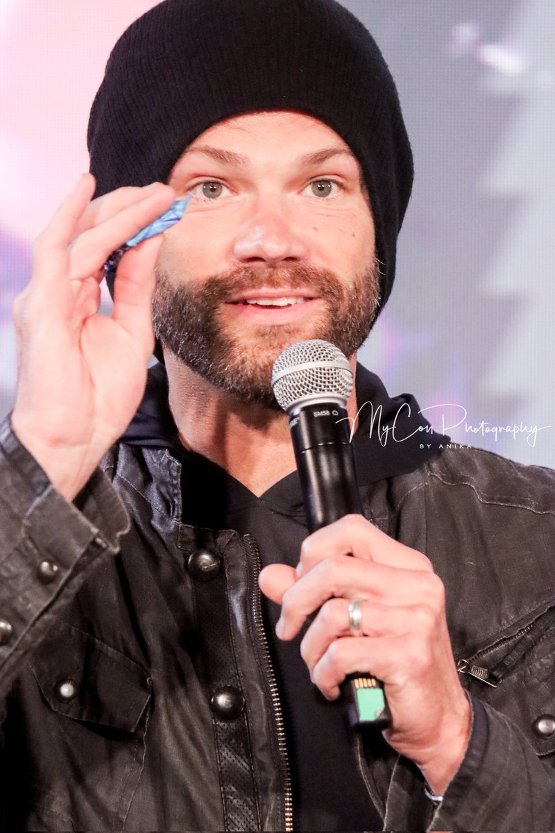 Jared at #Jib13 🇮🇹
(if you wonder what that blue thing is... it's chewing gum 😉)
#JaredPadalecki #SPNFamily #Jibfamily #walker