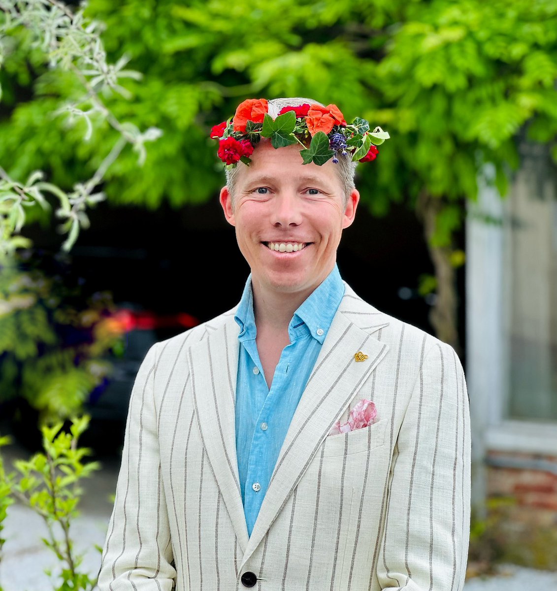 🌼 MIDSOMMAR 🇸🇪

Jag är så glad och tacksam över att få vara del av denna mystiska och romantiska tradition! För mig är midsommar skir morgondimma över blomsterängar i sommargryningens svala ljus, där älvor med lite god vilja kan skönjas dansa mellan tuvorna. Midsommar är den