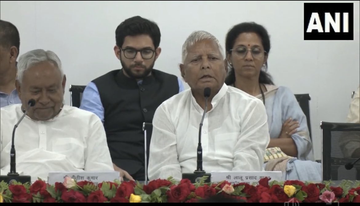 deepakd925's tweet image. ये लोकतंत्र बचाने के लिए लड़ रहे है 
शर्म आती है 
इनको सजा मिल चुकी है भ्रष्टाचार के मामले में 
और देश को बचाने निकले है 
किसी निर्दलीय या #nota को वोट देना ठीक है बजाय की ऐसे नेताओ को 
ये देश के लिए सही नही है , #Bihar बहुत बड़ा उदाहरण है इसका 
#ModivsAll #BiharOppositionMeeting