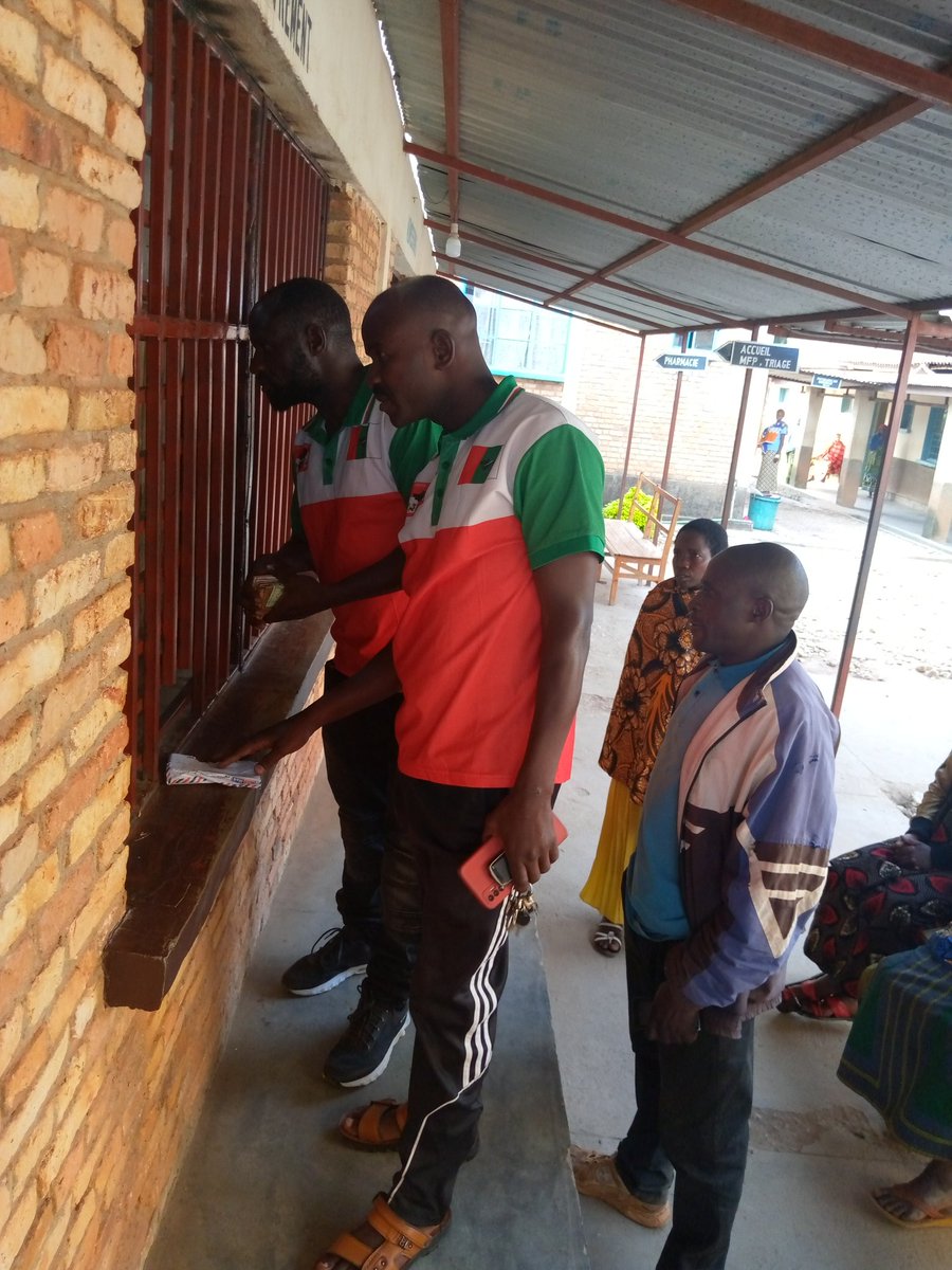 CnddFddButanyer's tweet image. #Burundi 23/6/2023
Umuhari w'#imbonerakure kumutumba    #Musave  bahejeje gukora igikorwa c'iteka aho bahejeje kurihira umupfasoni yari yagize ikibazo c'uburyo bungana 212.000F bwo kuriha ibitaro bikuru #HopotalKayanza kugira atahe kuko tarif yakize abura ayokuriha.
@R_Ndikuriyo