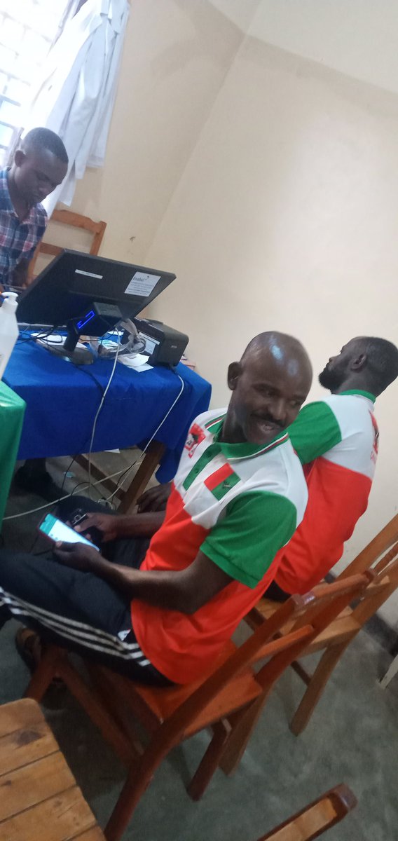 CnddFddButanyer's tweet image. #Burundi 23/6/2023
Umuhari w'#imbonerakure kumutumba    #Musave  bahejeje gukora igikorwa c'iteka aho bahejeje kurihira umupfasoni yari yagize ikibazo c'uburyo bungana 212.000F bwo kuriha ibitaro bikuru #HopotalKayanza kugira atahe kuko tarif yakize abura ayokuriha.
@R_Ndikuriyo