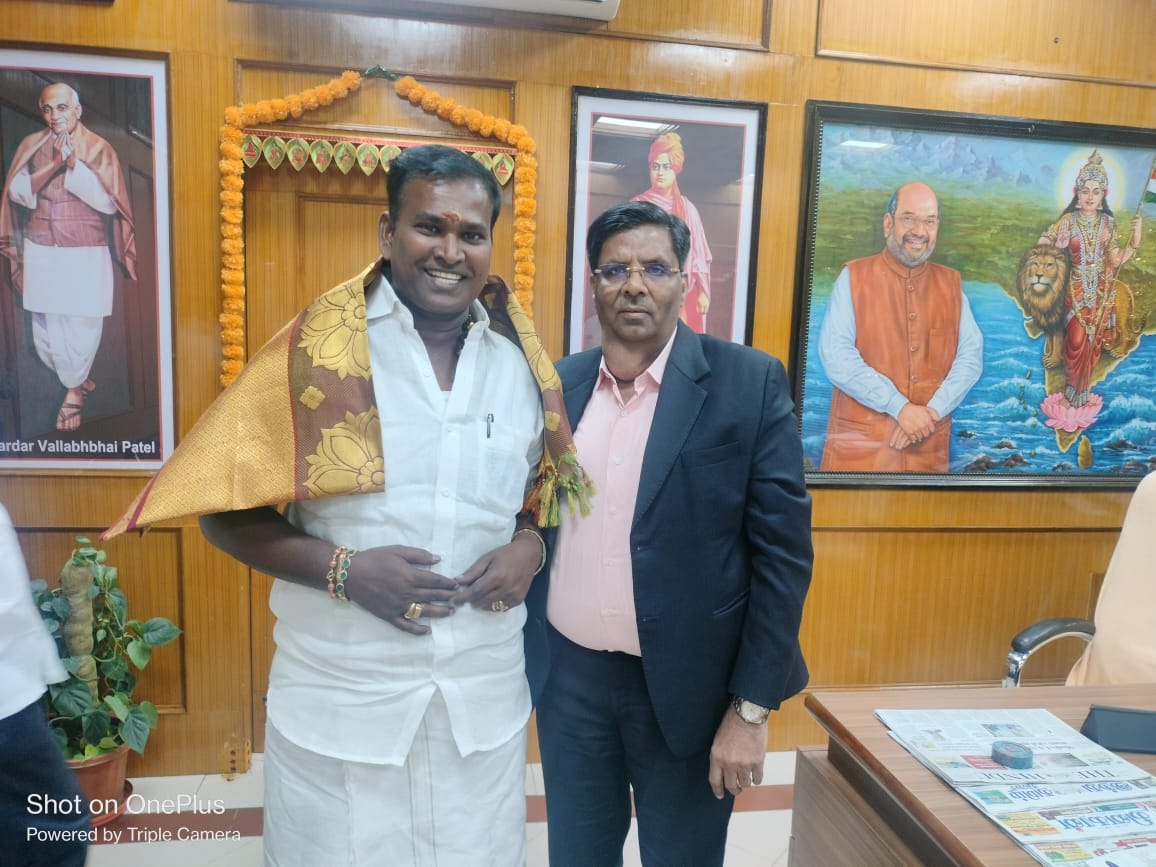 AKSaiJSaravanan's tweet photo. மேற்கு வங்காளத்தில் தலைமை இடமாகக் கொண்டு செயல்பட்டு வரும் SKS (A Full- Service Law Firm) நிறுவனத்தின் நிறுவனரும், நிர்வாக இயக்குனரும், சட்டசபையில் உள்ள எனது அலுவலகத்தில் மரியாதை நிமித்தமாக சந்தித்தனர். https://t.co/avxDmzLiDo