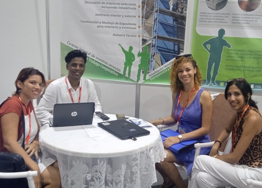 Colegas del Grupo Territorial de Santiago de Cuba nos representan en la Feria Comercial <a href="/ExpoCaribe/">ExpoCaribe</a>, que sesiona hasta mañana. Constatan que existen potencialidades para seguir incrementando la cartera de clientes en casi todas las provincias de la región oriental. #ESICUBA60
