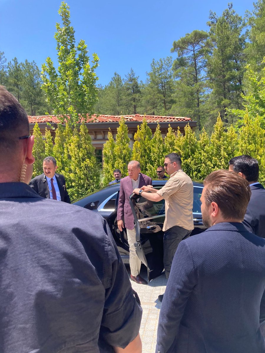 Yalnız kombin çok şık değil mi? 😎
<a href="/RTErdogan/">Recep Tayyip Erdoğan</a>