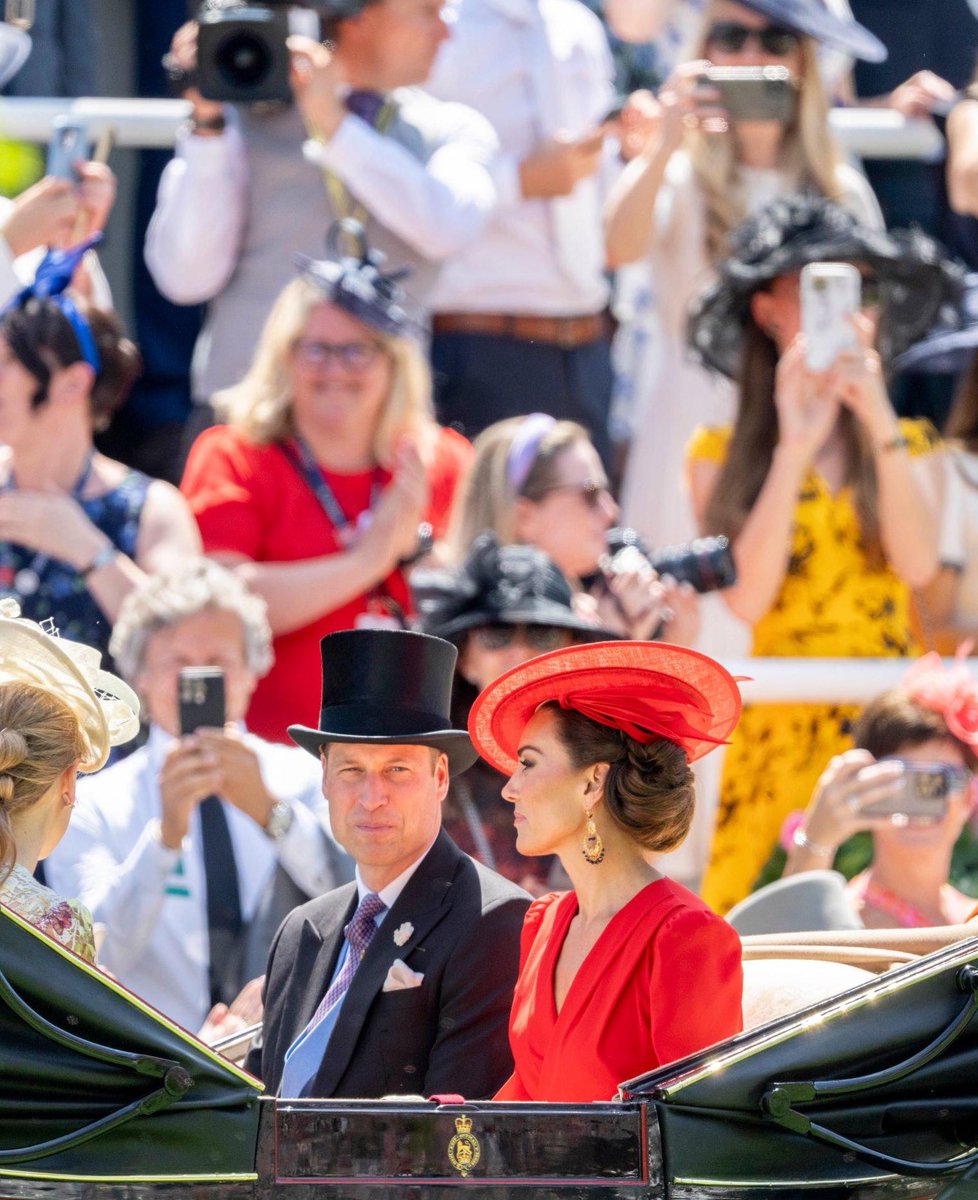 RoyallyBelle_'s tweet photo. All eyes on them!

The future King and Queen👑❤️ https://t.co/luQ1rKIP0D