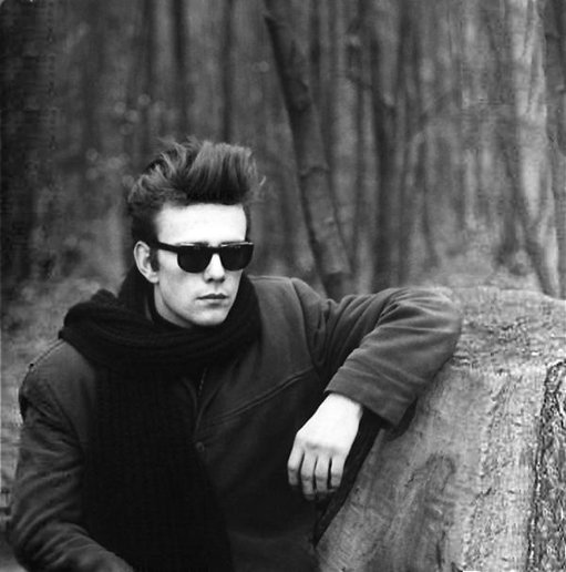 Stuart Sutcliffe is the stuff of legend. An original Beatle during their Hamburg days, darkly handsome, an amazing depth and vision as an artist his age, and death at the age of 21. He would have been a giant. Born on this day in 1940.

Hamburg, circa 1961
#StuartSutcliffe