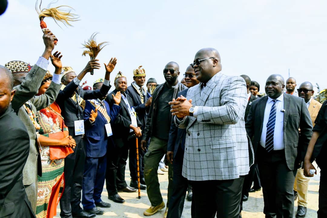 mediacongo's tweet photo. #KasaiCentral : accueilli au pied d'avion par le gouverneur #JohnKabeya et le ministre #PiusMuabilu, @Presidence_RDC Félix-Antoine #Tshisekedi est arrivé, l'après-midi de ce vendredi 23 juin à #Kananga
https://t.co/uWk2hk0oBi https://t.co/X2dPMKrQkM