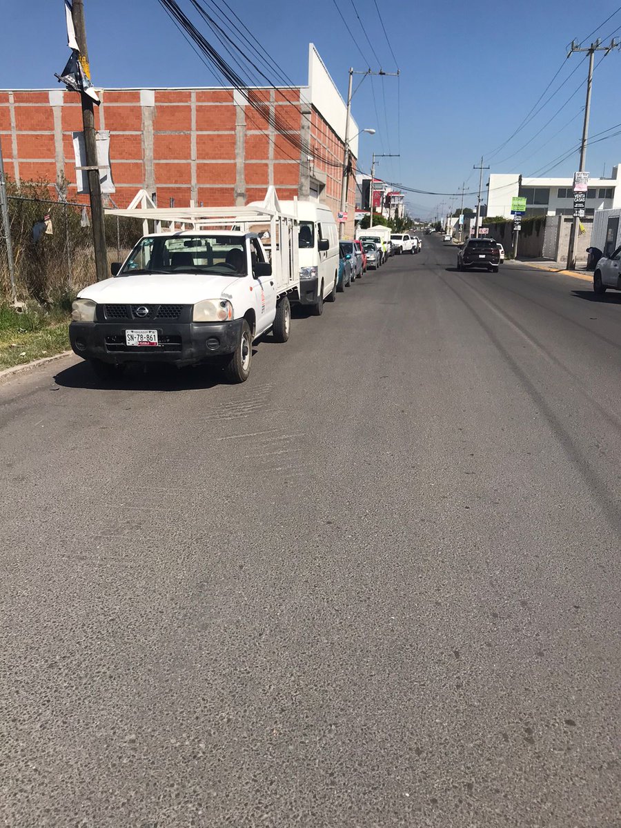 ana_fancy's tweet photo. @carlosmartinh @JCarlos_Valerio @laredcincoradio
⚠️URGENTE!! TRÁFICO OCASIONADO POR EL CVV 20 EN LATERAL ATLIXCÁYOTL / RUMBO A SONATA⚠️
La fila ya da la vuelta y llega hasta la mitad de la calle BLVD DE LOS REYES. Ojalá puedan pasar el reporte a las autoridades correspondientes. https://t.co/LAjfrPr0l5