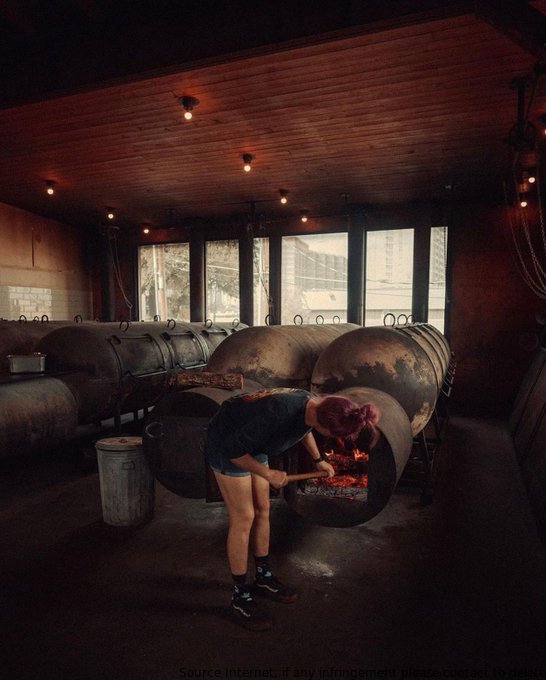 EVANGELINA23972's tweet image. Our pitmasters Sarah was captured in this great moment by @cinematik. Here's a peek behind the curtain in our pit room. #BBQ #pitmasters #BBQ&amp;amp;grill