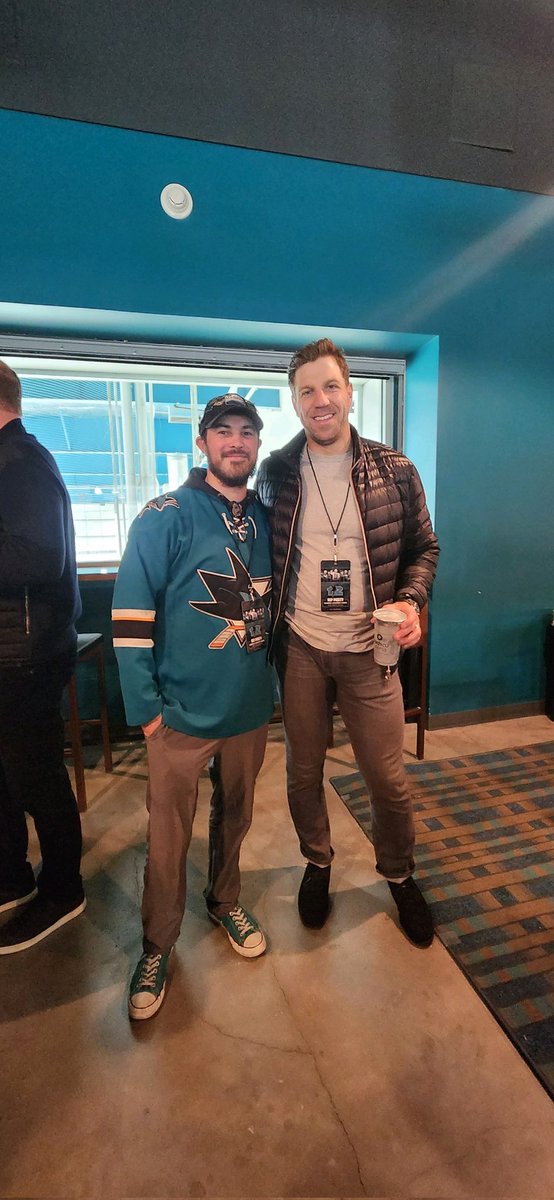 @SanJoseSharks @Sharks365 Throwback to one of the best moments of my Sharks Fandom. Clowe has always been my guy and I finally got to meet him at the Legends Game. He was also instrumental in one of the most important time of @Apryl404 and I's life. Thank you Clowe! #SJSharks