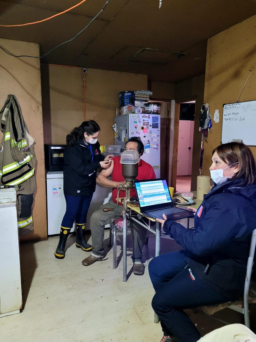 seremisalud10's tweet photo. Equipo vacunador Seremi de Salud junto a @Ejercito_Chile @Senapred @SSaludOsorno, Hospital  Intercultural Futa Srüka Lawenche Kunko Mapu Mo y Salud Municipal se encuentran acercando la vacunación contra #influenza sectores de difícil acceso.
#CuidémonosDeEnfermedadesRespiratorias https://t.co/meTnI188ZX
