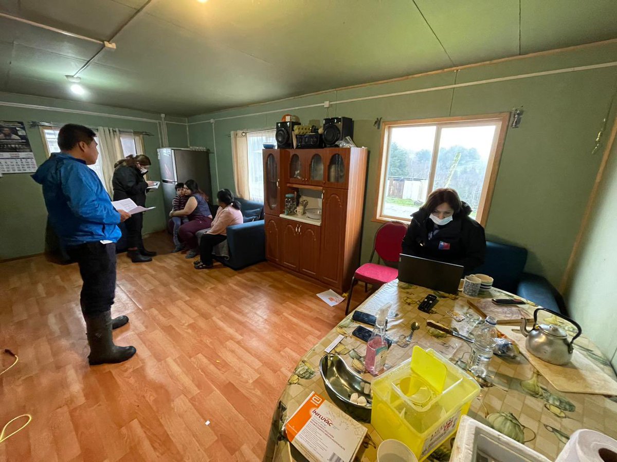 seremisalud10's tweet photo. Equipo vacunador Seremi de Salud junto a @Ejercito_Chile @Senapred @SSaludOsorno, Hospital  Intercultural Futa Srüka Lawenche Kunko Mapu Mo y Salud Municipal se encuentran acercando la vacunación contra #influenza sectores de difícil acceso.
#CuidémonosDeEnfermedadesRespiratorias https://t.co/meTnI188ZX