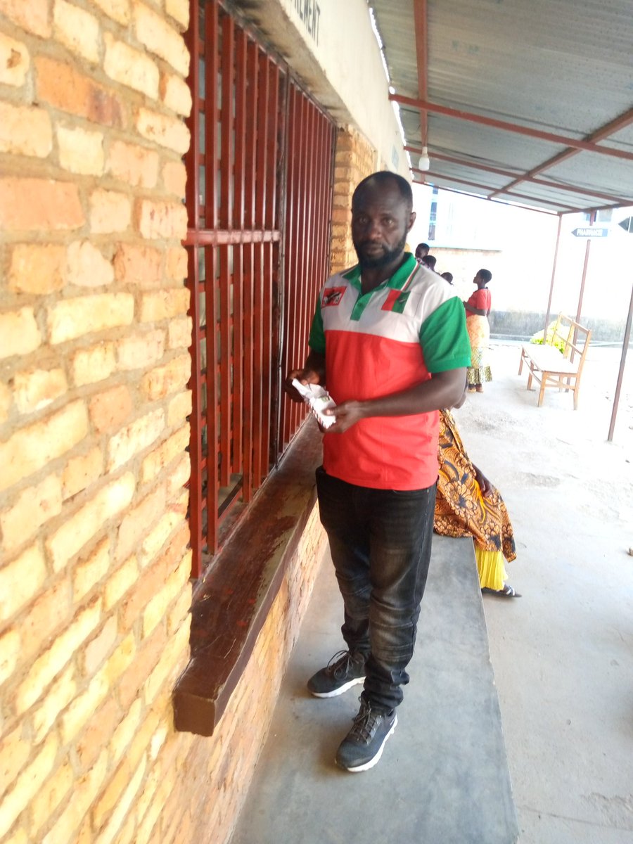 CnddFddButanyer's tweet image. Hambavu yo kumurihira ibitaro,#Imbonerakure zo kumutumba #Musave zamuhaye Kandi akabahasha kangana 80.000F kugira aronke uko azoba arabayeho muhira,#Nijimbere_Fabien arongoye uwo muhari kuyomutumba usanzwe uri mugisagara ca #Kayanza avugako bagiye gukomeza umuco wogufashanya