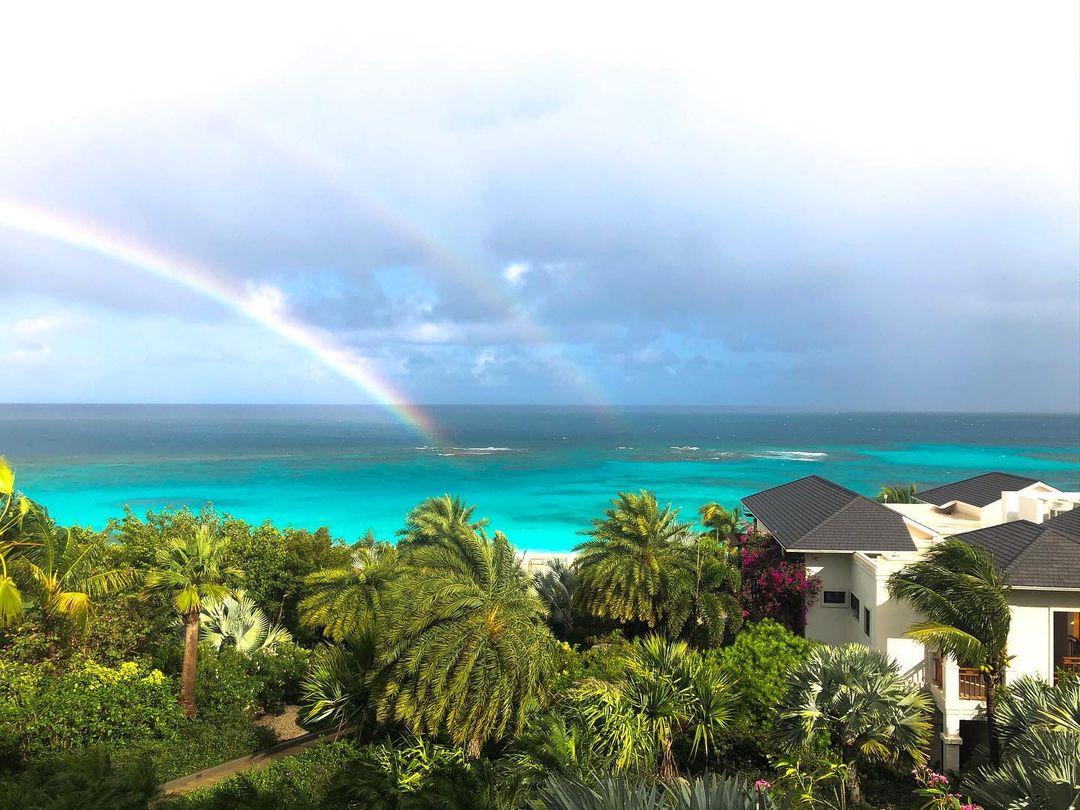 There are many places where gray, rainy days prevail. But not on the isle of Anguilla. Mother Nature gives us just enough rain to keep the island fresh and green. Sometimes, she even throws in a magnificent double rainbow, too—like this one at Zemi Beach House. 🌈

📷: colldauch