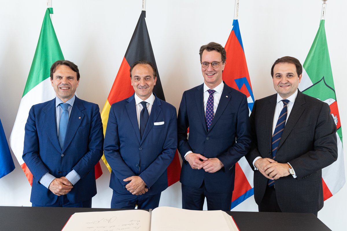 mbeimnrw's tweet photo. Ministerpräsident @HendrikWuest und Minister @n_liminski haben @Alberto_Cirio, den Präsidenten der italienischen #NRW-Partnerregion #Piemont, zum Gespräch empfangen. In NRW sind über 141.300 Menschen mit Wurzeln in Italien zuhause – jeder vierte in Deutschland lebende Italiener. https://t.co/Yfc8Z3Ikqv