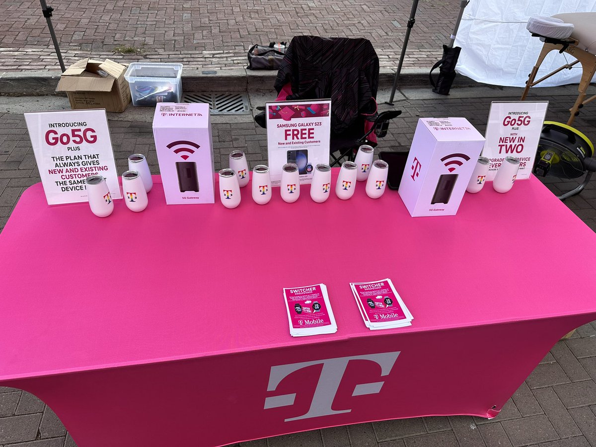 Week two of @DSNYakima in the @yakimavalley was a success! We talked with a ton of awesome people and invited them to our #SwitcherEvent this weekend! I love being out with our community and spreading the Magenta Love!!! 💓💞💗💕 @GoMagneto @geoffdean10