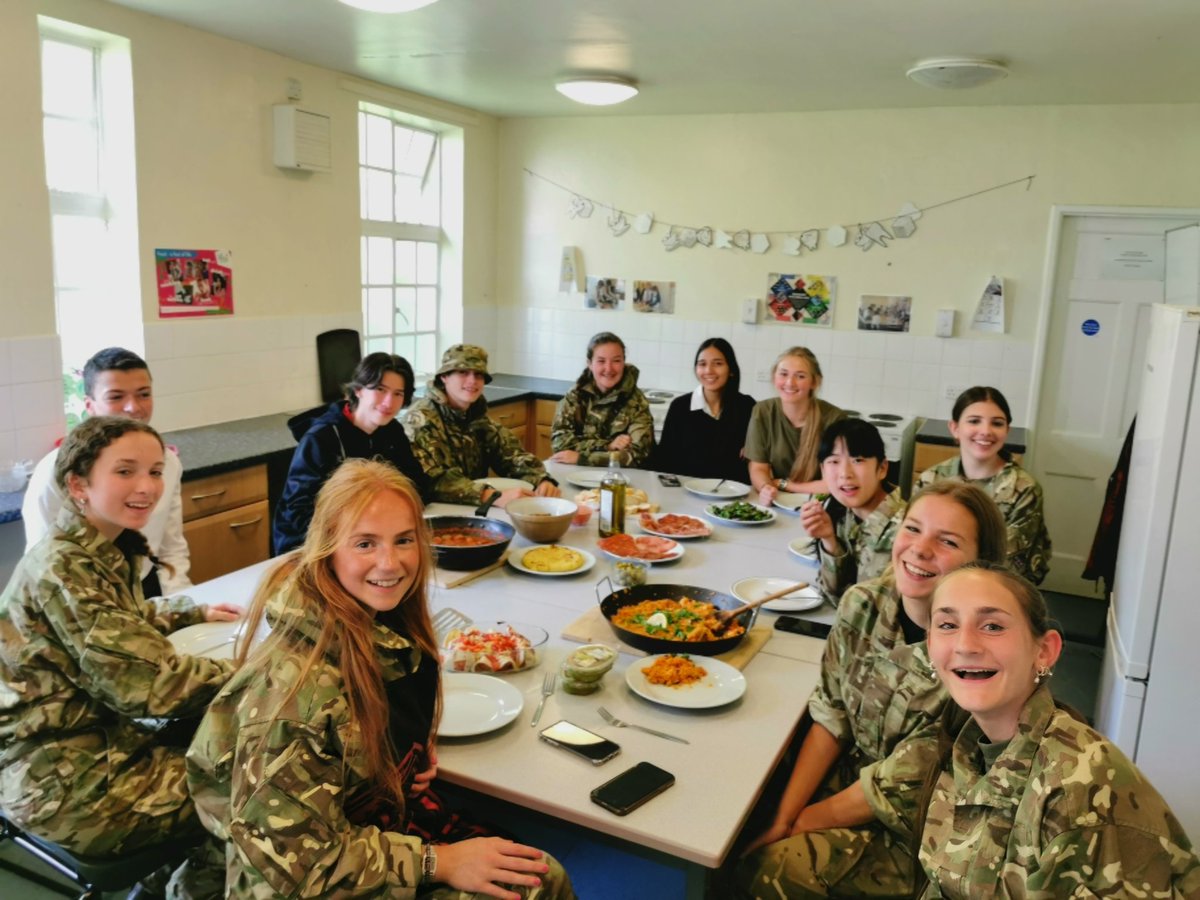 GiggLanguages's tweet photo. Year 10 prepared a fabulous lunch for themselves - great teamwork saw some delicious dishes served 😊 @giggschool https://t.co/e4R0SSxEJ5