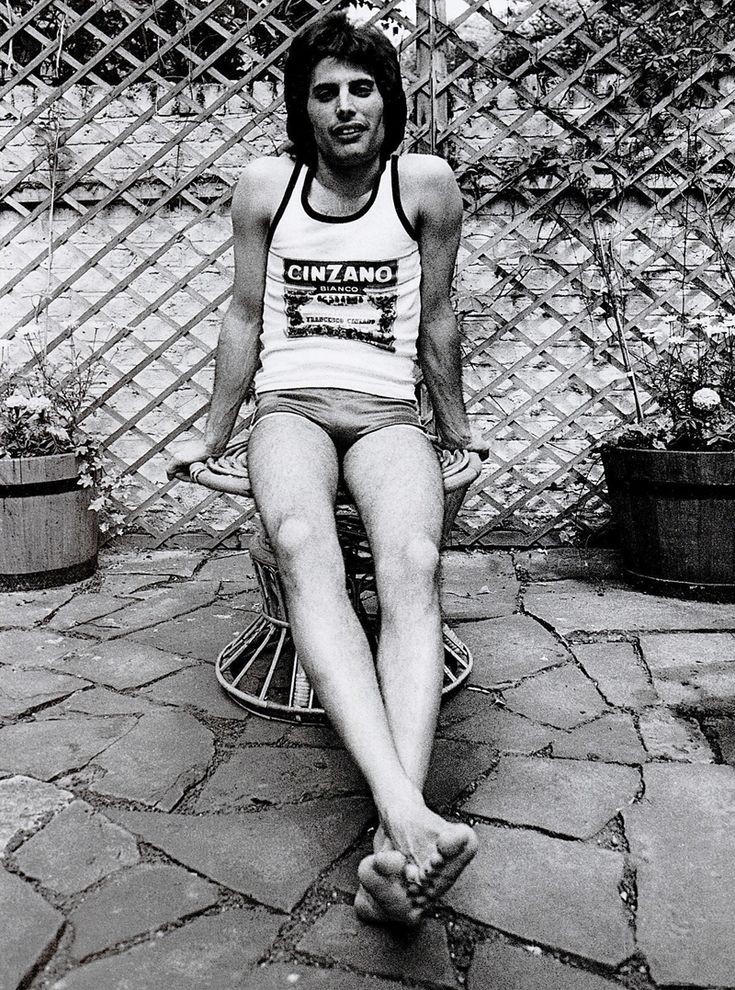 Farrokh_Mercury's tweet photo. #FreddieFriday👨🏻 Friday Party Chill Modus! 🚨 - @freddie_mercury in Interview with the @BBC , on June 6th, 1977 ; before the Earls Court festival at his Home in #London. 

©️ Mercury Productions Ltd https://t.co/AklFAmujkN