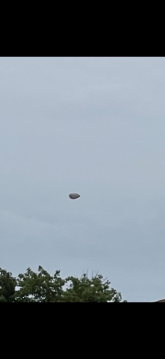 AmberLyn3's tweet photo. What’s happening? This! This is what’s happening. Taken on June 10th at 5:20pm. Northwest side of #DesMoines #UFO #ufosighting #whatthehellisthis https://t.co/iksmj9mJof