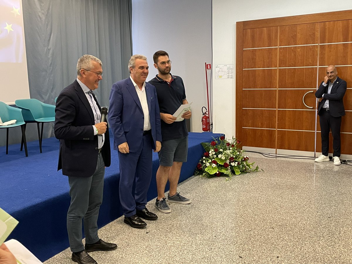FisascatCisl75's tweet photo. #Formazione Il segretario generale #FisascatCisl @davide_guarini e il segretario generale @CislNazionale #LuigiSbarra consegnano gli attestati e i libretti formativi ai partecipanti alla X edizione del #CampoScuola Fisascat https://t.co/VNdSJe2U1z