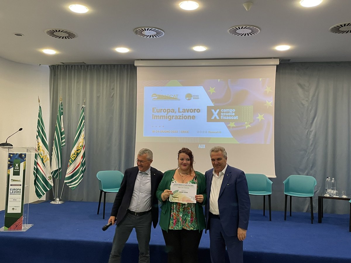 #Formazione Il segretario generale #FisascatCisl <a href="/davide_guarini/">Davide Guarini</a> e il segretario generale <a href="/CislNazionale/">CISL Nazionale</a> #LuigiSbarra consegnano gli attestati e i libretti formativi ai partecipanti alla X edizione del #CampoScuola Fisascat