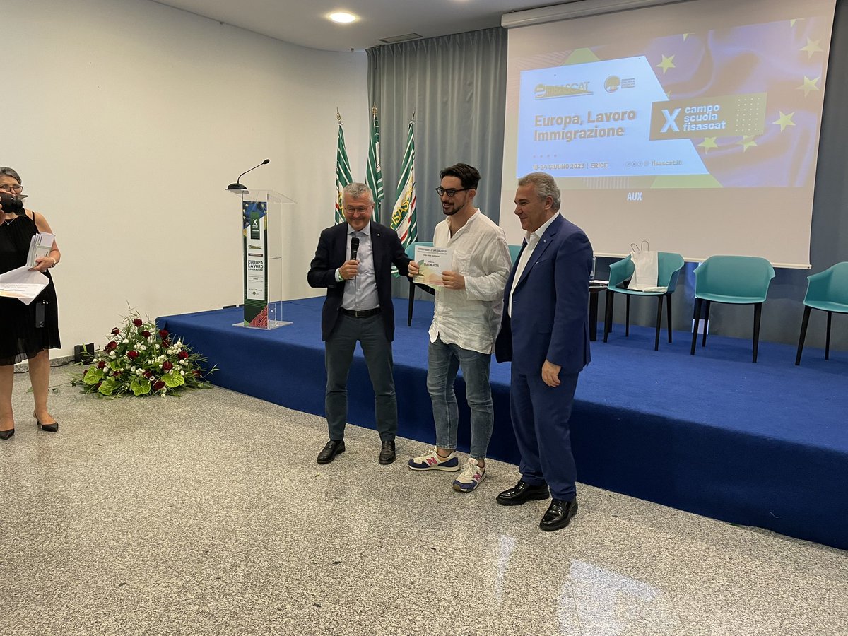 FisascatCisl75's tweet photo. #Formazione Il segretario generale #FisascatCisl @davide_guarini e il segretario generale @CislNazionale #LuigiSbarra consegnano gli attestati e i libretti formativi ai partecipanti alla X edizione del #CampoScuola Fisascat https://t.co/VNdSJe2U1z
