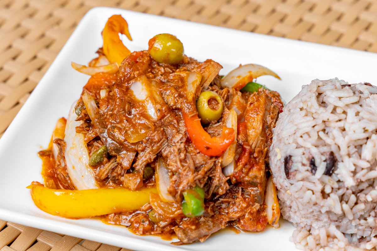 Colon_Bakery's tweet photo. We've got something special for you today! This delicious meal is made with shredded beef, rice, and black beans, and comes with a garden salad. Stop by and try it for yourself today! #ropavieja #ColonBakery #Catering #DeliciousMeal #Yum #hainescity #florida #polkcounty https://t.co/h3caYvO6xg