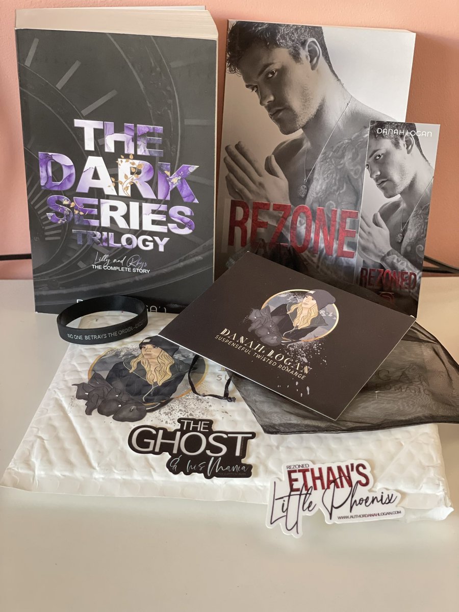 OdiousFury's tweet photo. Nothing compares to author mail. Like, this was so much more than I could’ve imagined. 😭🖤🖤
#books #mail #TheDarkSeries #bookrecommendations #kindleunlimited #romance #darkromance #newadult #stalker #bookish #bookworm #booklover #bookstan #spicy #steamyreads #DanahLogan https://t.co/o2970dKi4i