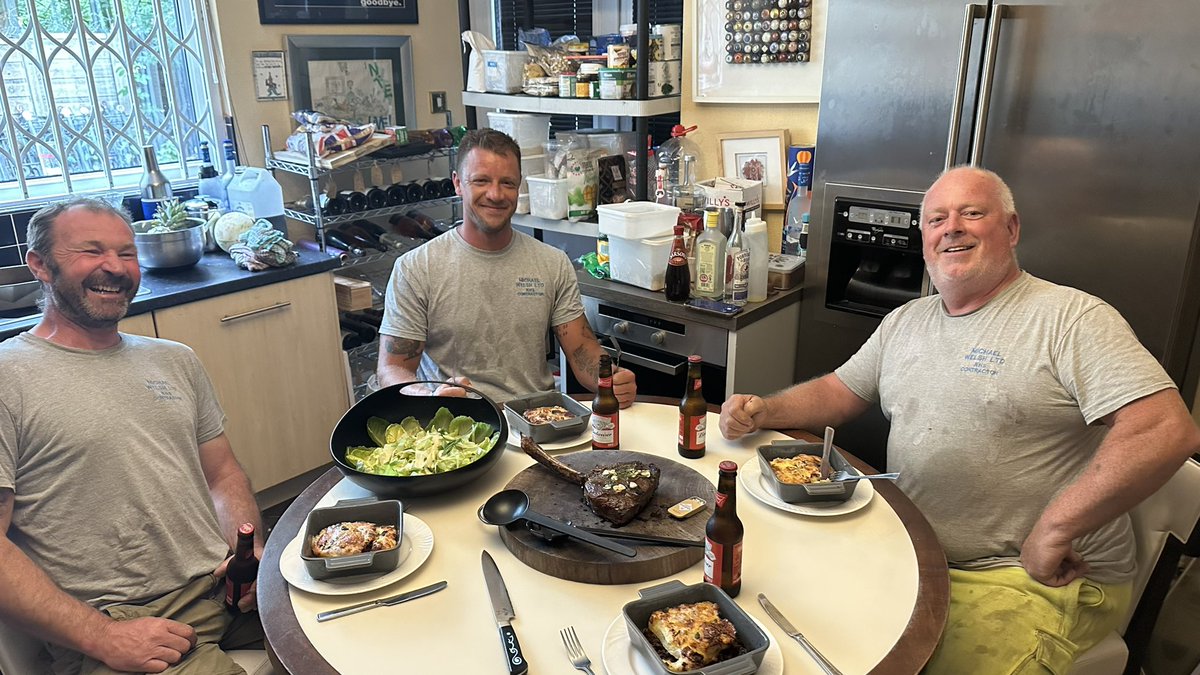nutsfood's tweet image. One way to stop traders skiving and keep them grafting ( even forfeited their lunch hour ) offer them a slap up feast when they finish for the day 
#Nuthouse #tomahawksteak bolognaise potato gratin 💥 
#perksofthejob