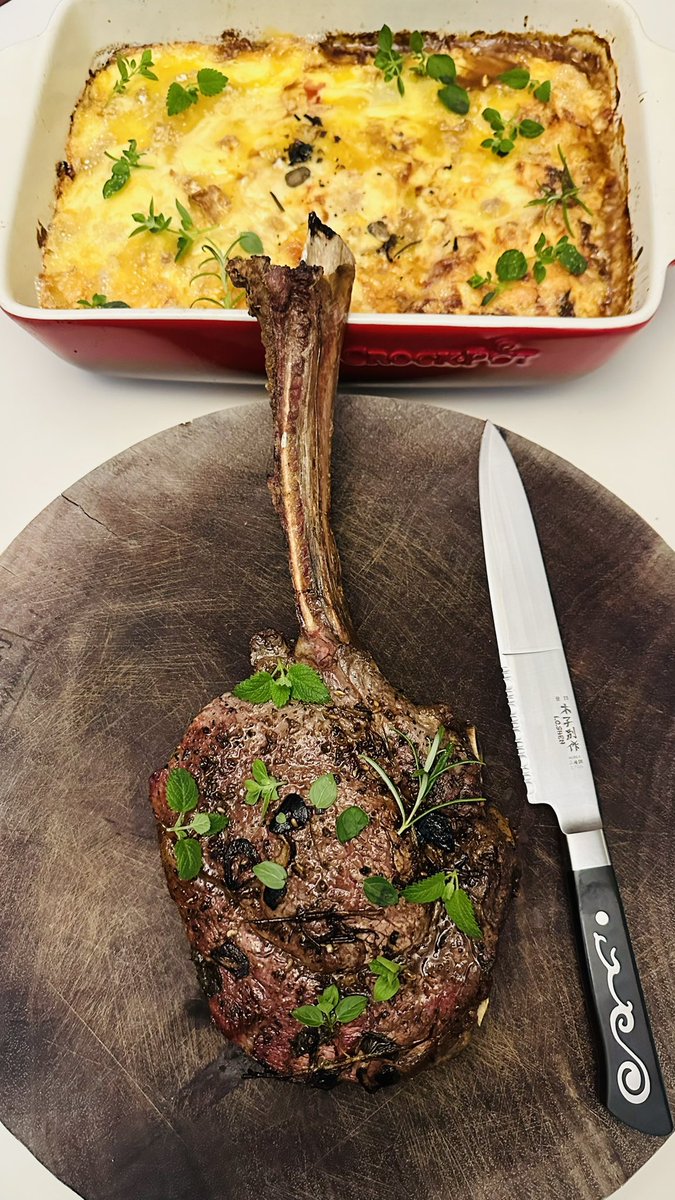 nutsfood's tweet image. One way to stop traders skiving and keep them grafting ( even forfeited their lunch hour ) offer them a slap up feast when they finish for the day 
#Nuthouse #tomahawksteak bolognaise potato gratin 💥 
#perksofthejob