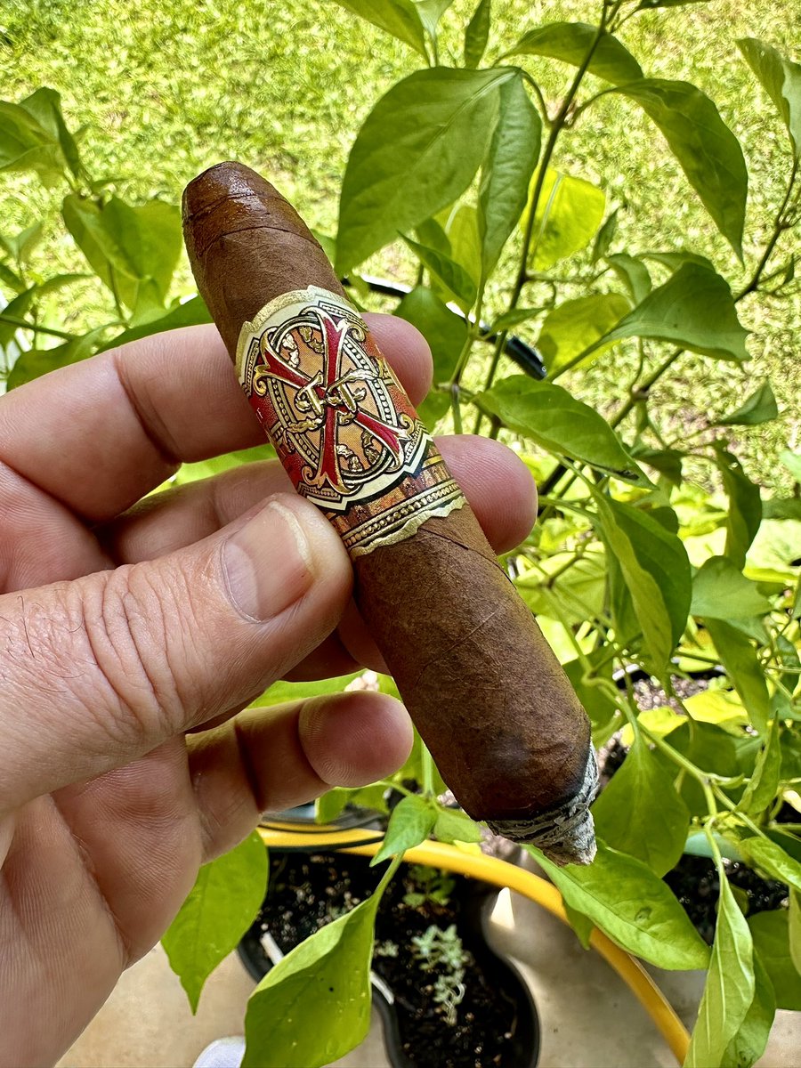 A Fuente Opus X Love Story? Don’t mind if I do. #cigars #cigarlife #cigarsnob #pssita #fuentefriday