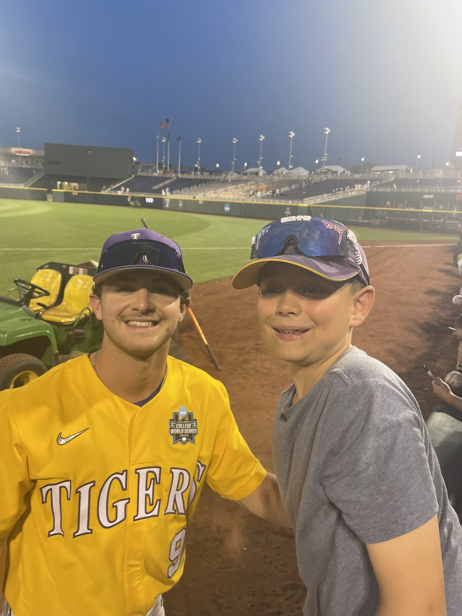 LSUTigKC's tweet image. Appreciate what @tyfloyd2525 does for the kids that love the game. You made his life!