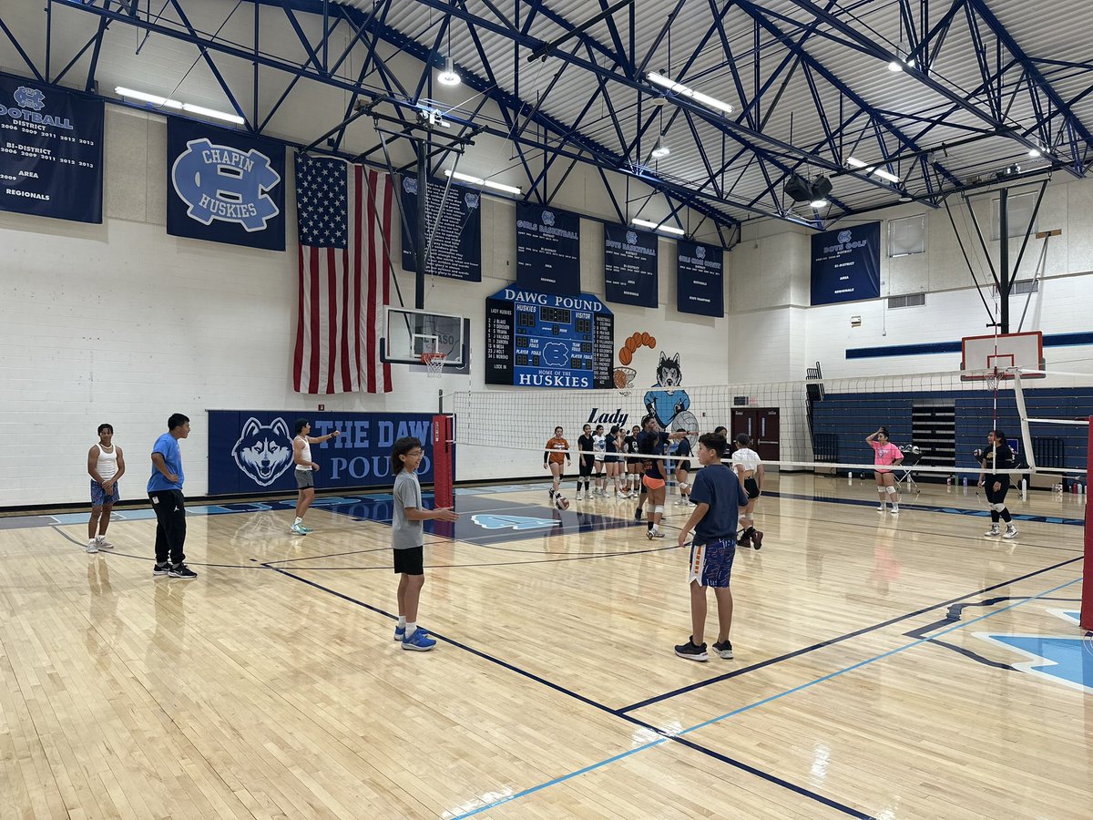 ChapinHuskiesFB's tweet image. Thank you @QDemps for blessing us on #fatarmfriday with some words of wisdom 🙏 Special thank you to @ChapinVolleyba1 for having us over for some #CompetitionFriday