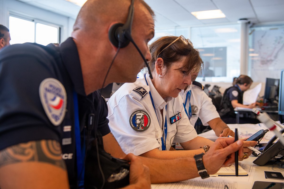 Interieur_Gouv's tweet photo. #SIAE2023 ✈️ | Les forces de sécurité intérieure sont mobilisées aux côtés de @Armees_Gouv pour sécuriser le #SalonDuBourget.

👉Une collaboration efficace coordonnée par le préfet délégué aux aéroports.

👋🏻Venez à la rencontre des pilotes de @SecCivileFrance sur leur stand ! https://t.co/6E91bTXcNV